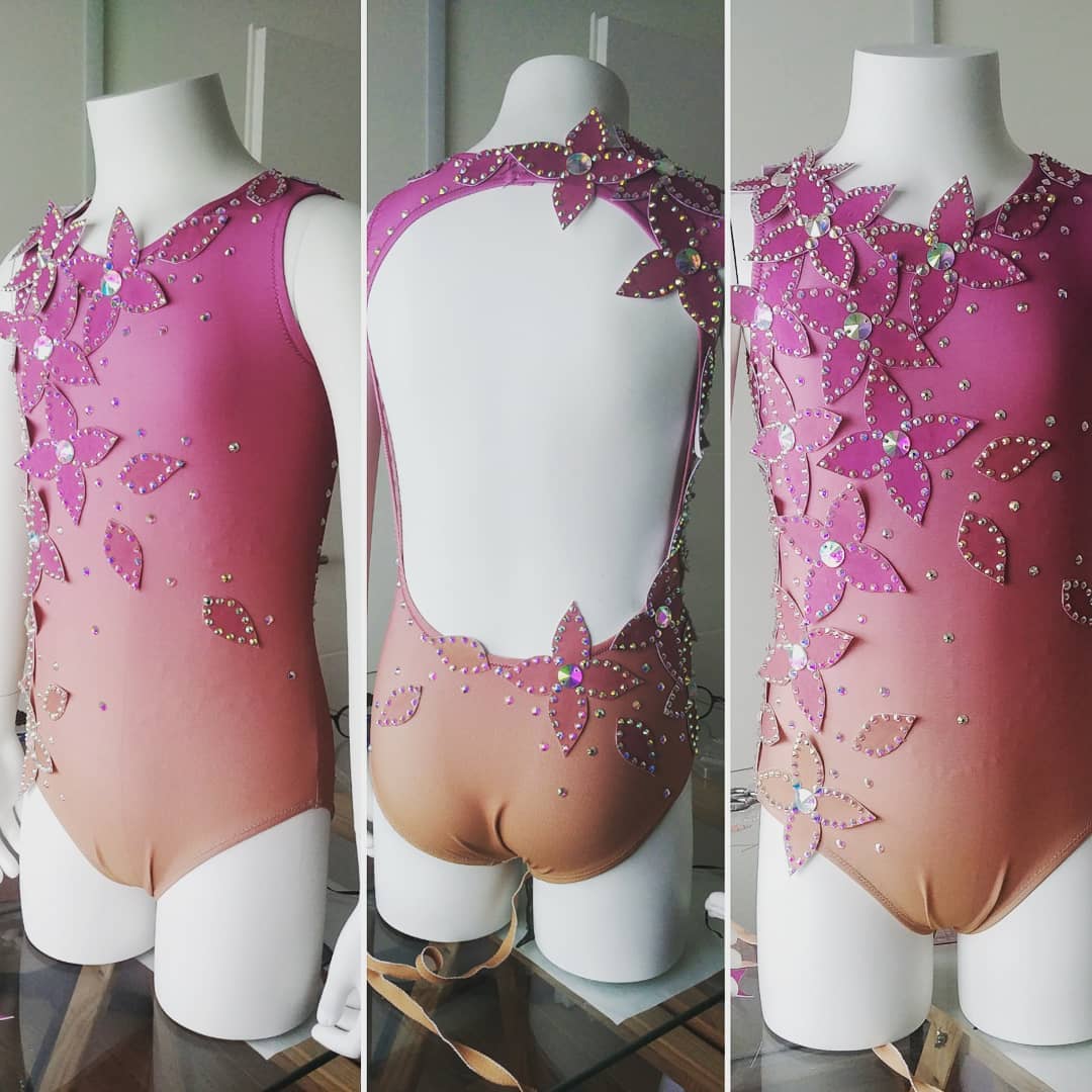 Maodino, Justaucorps en dégradé du rose au chair, avec fleurs et strassc
